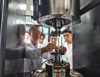指导学生使用三轴仪