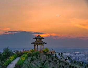 飞机飞过天空……