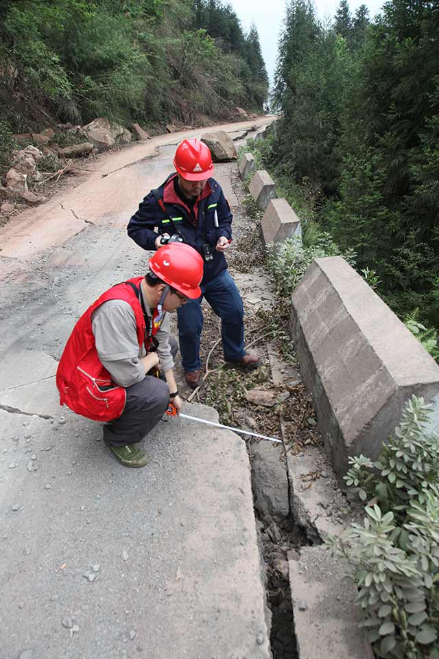 卢滔和于晓辉开展道路变形测量