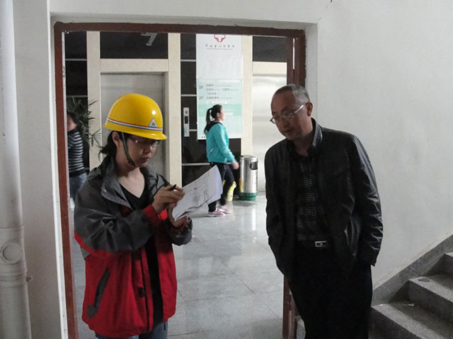 我院教师正在开展建筑物危险性鉴定工作