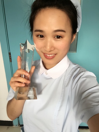 何曼（10级承护一班学生）2013年毕业后一直在北京空军航空医学研究所附属医院工作，现已成为一名文职人员，获五星级护士称号