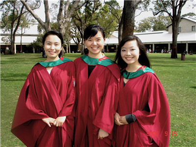 黄雪、韩彩霞、高丽获澳大利亚莫道克护理学院学士学位