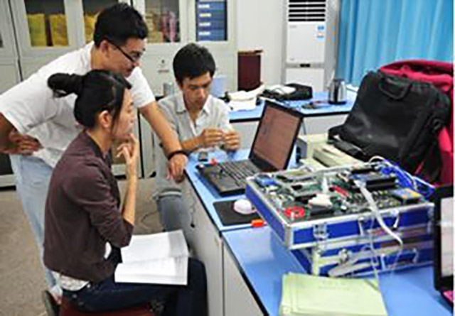 信息工程学院学生在开放实验室进行项目设计场景图