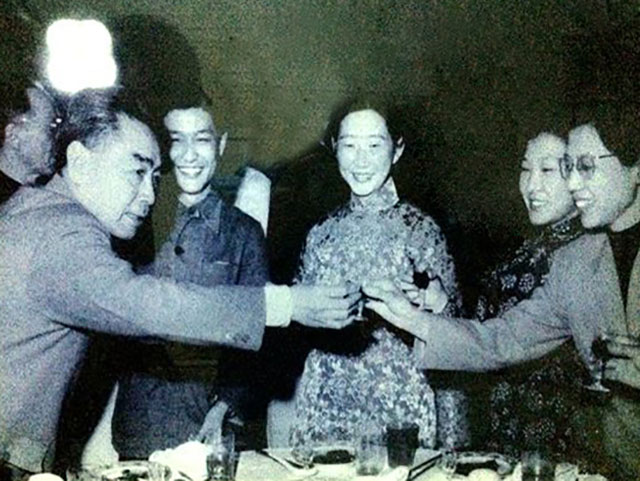 葛兰老师与周总理合影（右一）