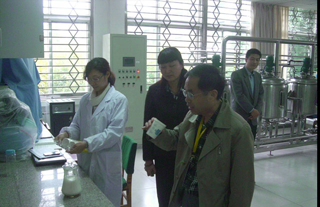专家品尝生命科学与工程学院学生自酿啤酒