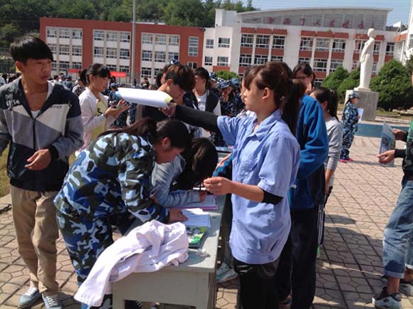 向师生发放宣传资料-爱牙日