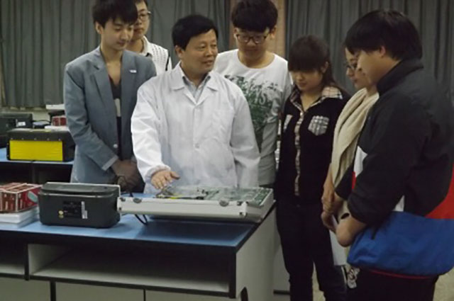 机电学院院长邯郸市优秀教师赵国晴教授指导学生实验