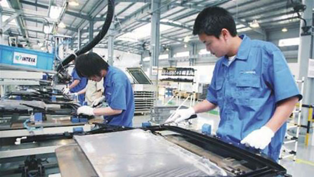 学生在实习岗位进行技能锻炼