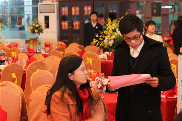 工作中的广东龙泉名品集团副总经理戴俊远同学（2010届营销专业毕业生）