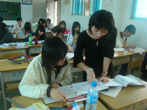 企业专家指导学生实训