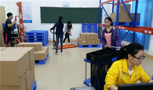 物流管理专业学生在实训