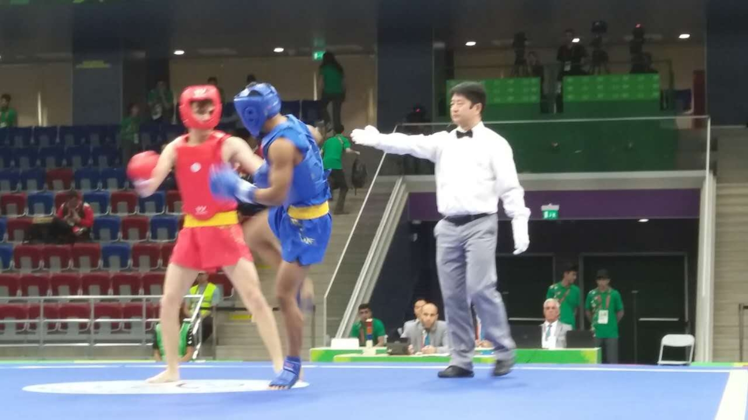 润杰教授在第四届伊斯兰团结运动会武术散打比赛现场执裁
