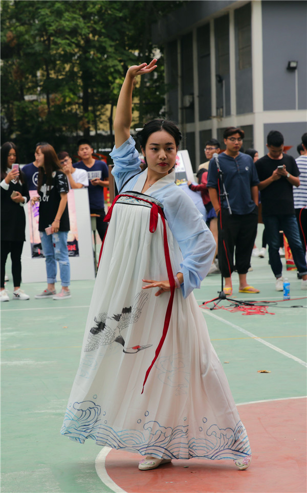 舞蹈队招新表演.jpg