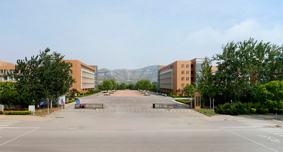 学院大门.jpg