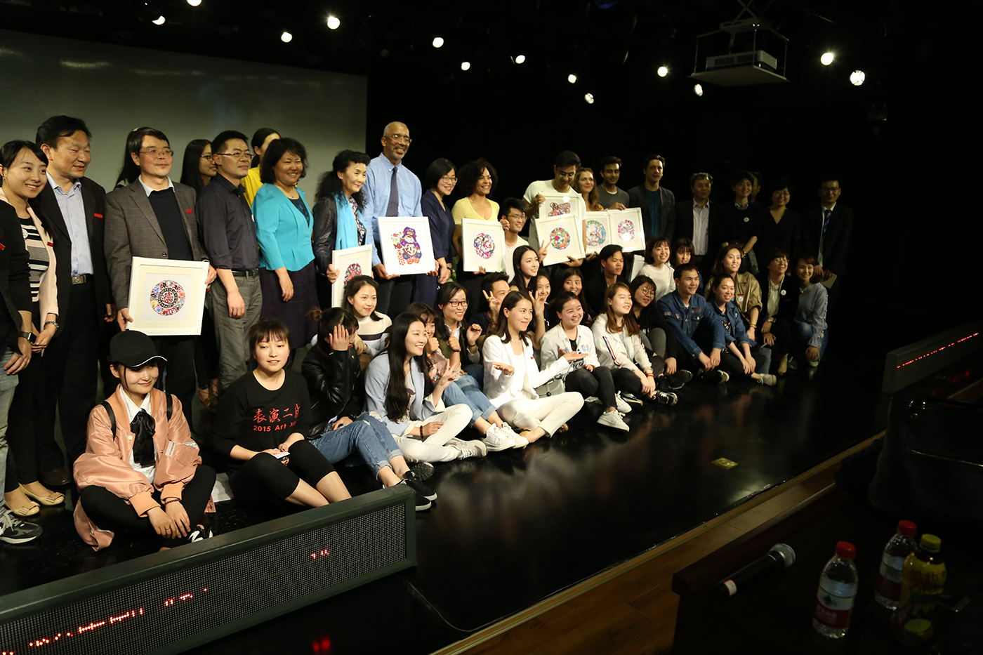 4. 普利策戏剧获奖剧目《耻》剧的演出——中美戏剧工作坊合影