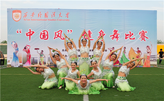学生参加2015年民族舞大赛