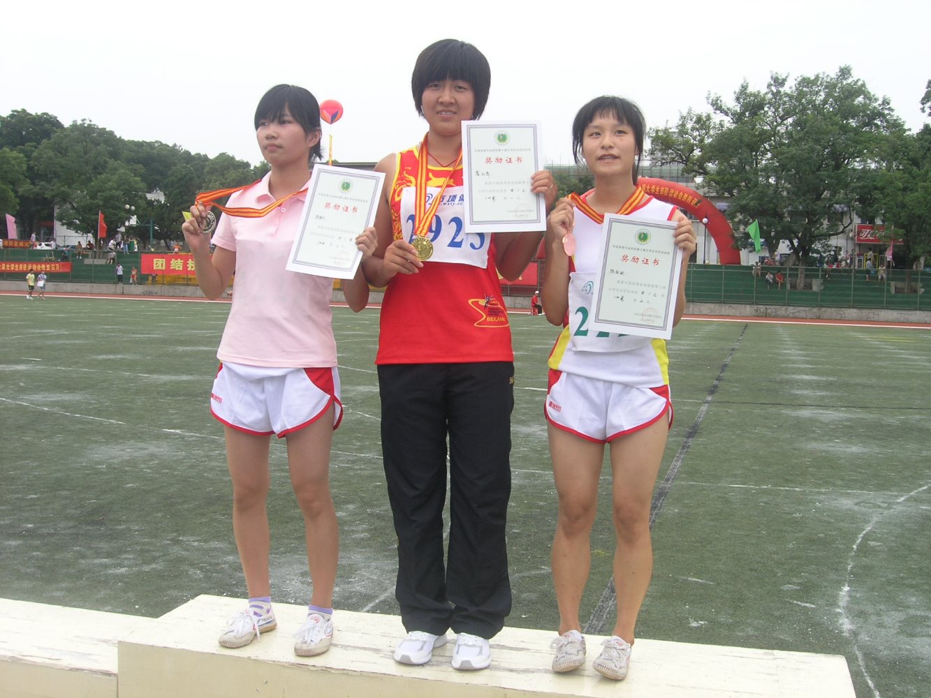 我院运动员在中国高等农业院校第七届大学生田径运动会100米比赛中蟾宫折桂