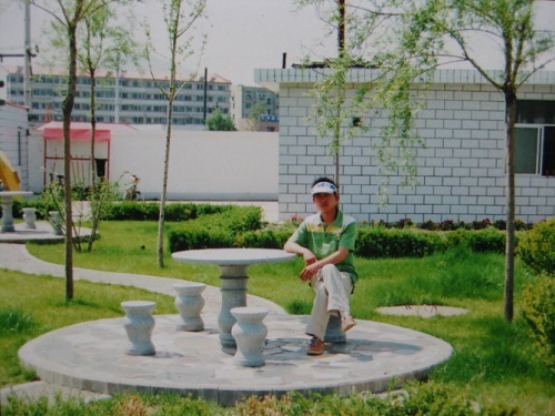 赵国栋，2007届园林艺术系毕业生，就职于承德市利源园林工程有限公司，任工程部经理，负责施工组织方案及现场施工管理等。期间负责了承德市迎宾路道路改造工程，平泉市泽州路绿化工程，承德市凤凰御景绿化工程，承德市港湾花园绿化工程等项目。