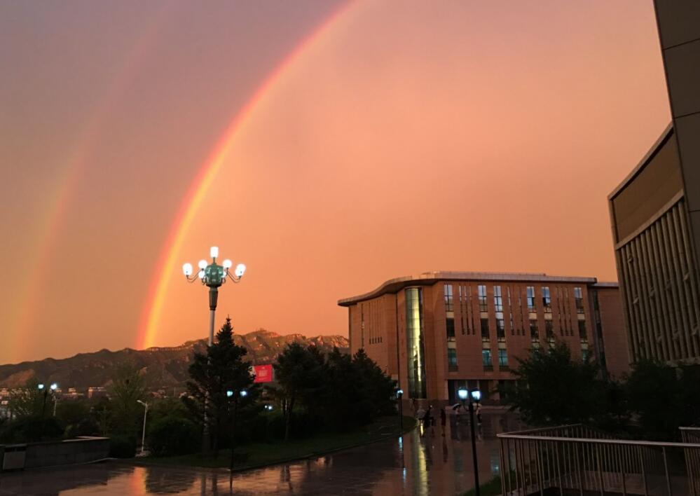 风雨彩虹，铿锵校园
