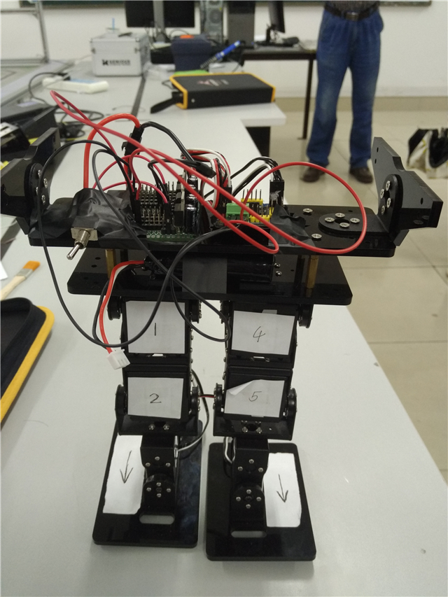 物电学院学生自己制造的机器人