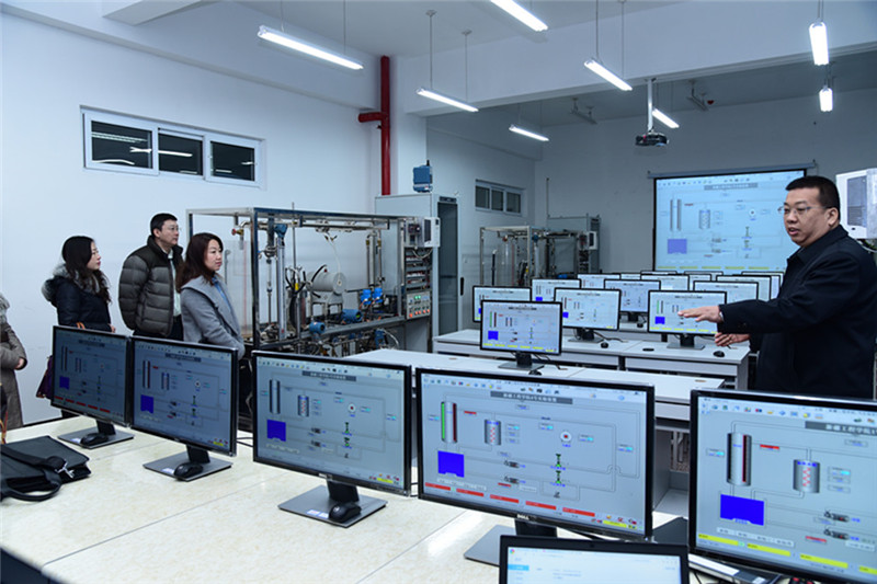 新疆工程学院电工电子实验室