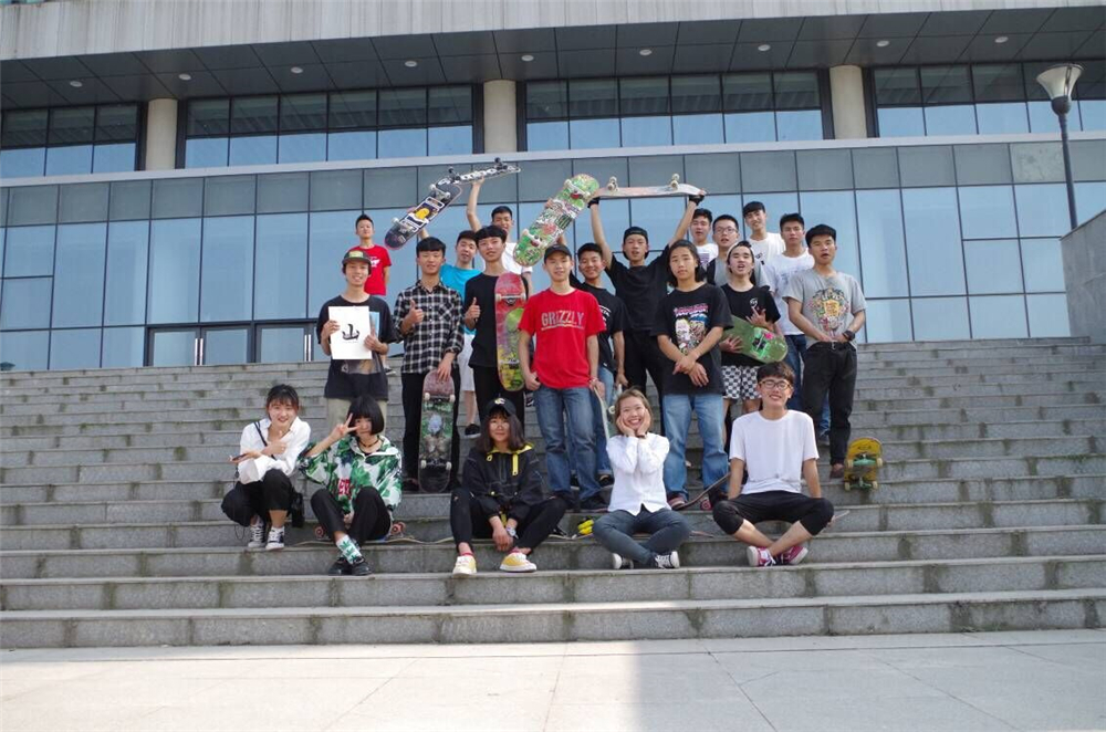 滑板